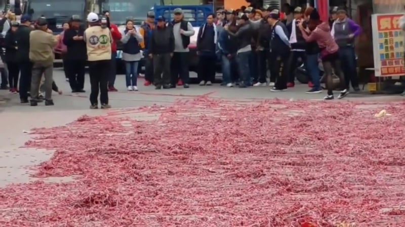 Китайцы жгут, как взрываются миллионы китайских петард