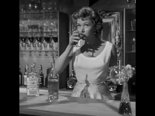 Gloria graham preparando martini cocktial na década de 1950