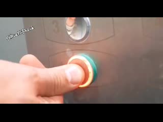 Если вы хотите ехать в лифте сами, тогда делайте так нажмите кнопку закрытия дверей лифта; зажмите и удерживайте кнопку нуж