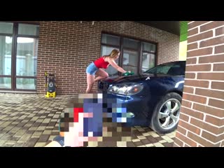 Красотка моет машину и обливается пеной! а ты обольёшься спермой глядя на это