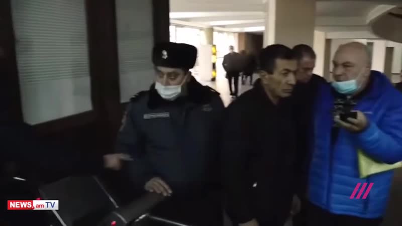 Протестующие ворвались в правительственное здание в центре еревана