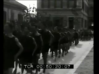 A roma mussolini visita la caserma della guardia di finanza