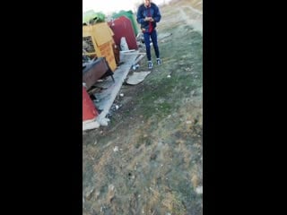 Негр доебался до мусорки!