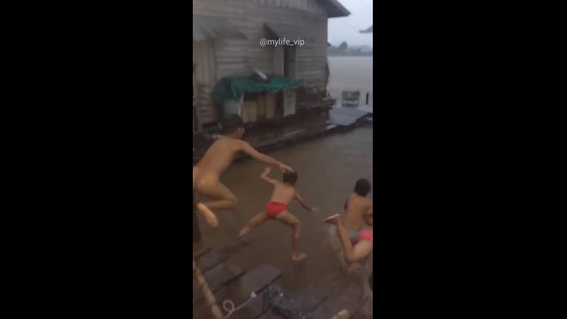 Колокольный звон яичек маленького мальчика