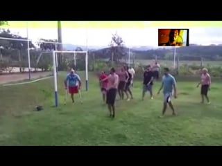 Goleiro sem perna e de muleta kkkkk