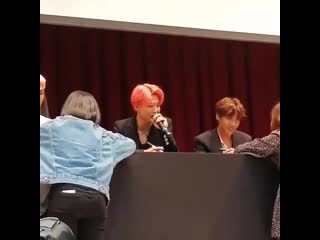 Пока арми разговаривала с джуном, чимин решил спеть promise он сделал это так неожиданно, но это было чертовски красиво ㅠㅠ