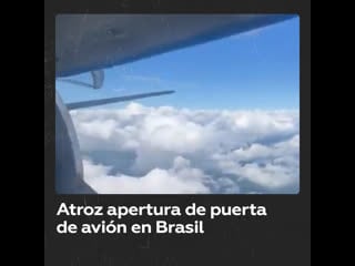 Puerta de avión se abre en pleno vuelo y causa porn a pasajeros