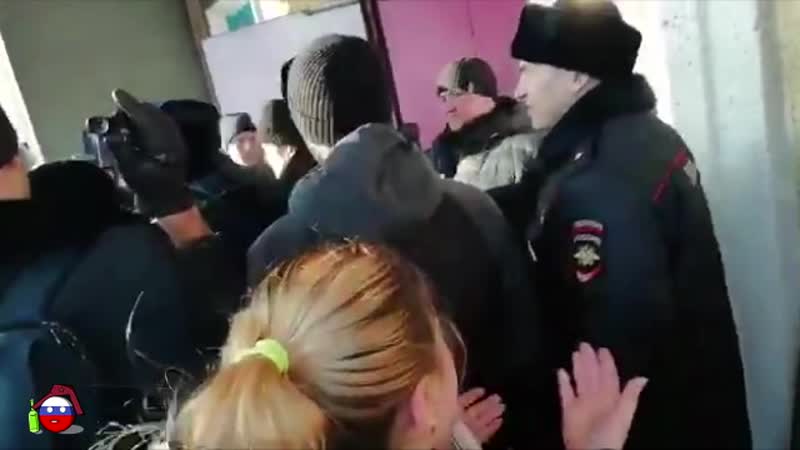 В омском поселке люди штурмуют местный дк