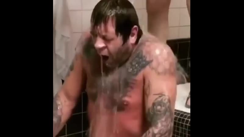 Пока лохматый визжит от холода, лысый наблюдает и лёд пожевывает ))