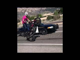 Motorcycle vs cops wildest police chase cop pulls piece on biker riding wheelie 2017
