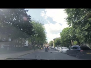 Heroic bystander takes down moped criminals