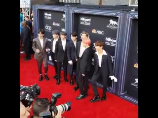 The scene magazines 인스타 bbma 레드카펫 방탄 영상