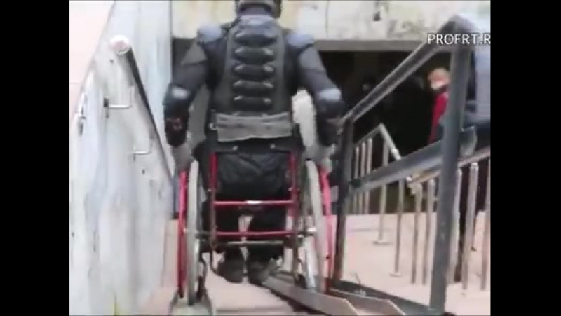 Каскадёр решил протестировать пандусы для инвалидов в большом городе