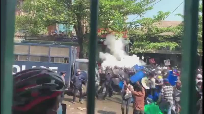 Протестующие отбивают атаку полиции в мьянме
