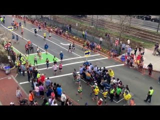 Пересечение дороги во время бостонского марафона (vhs video)