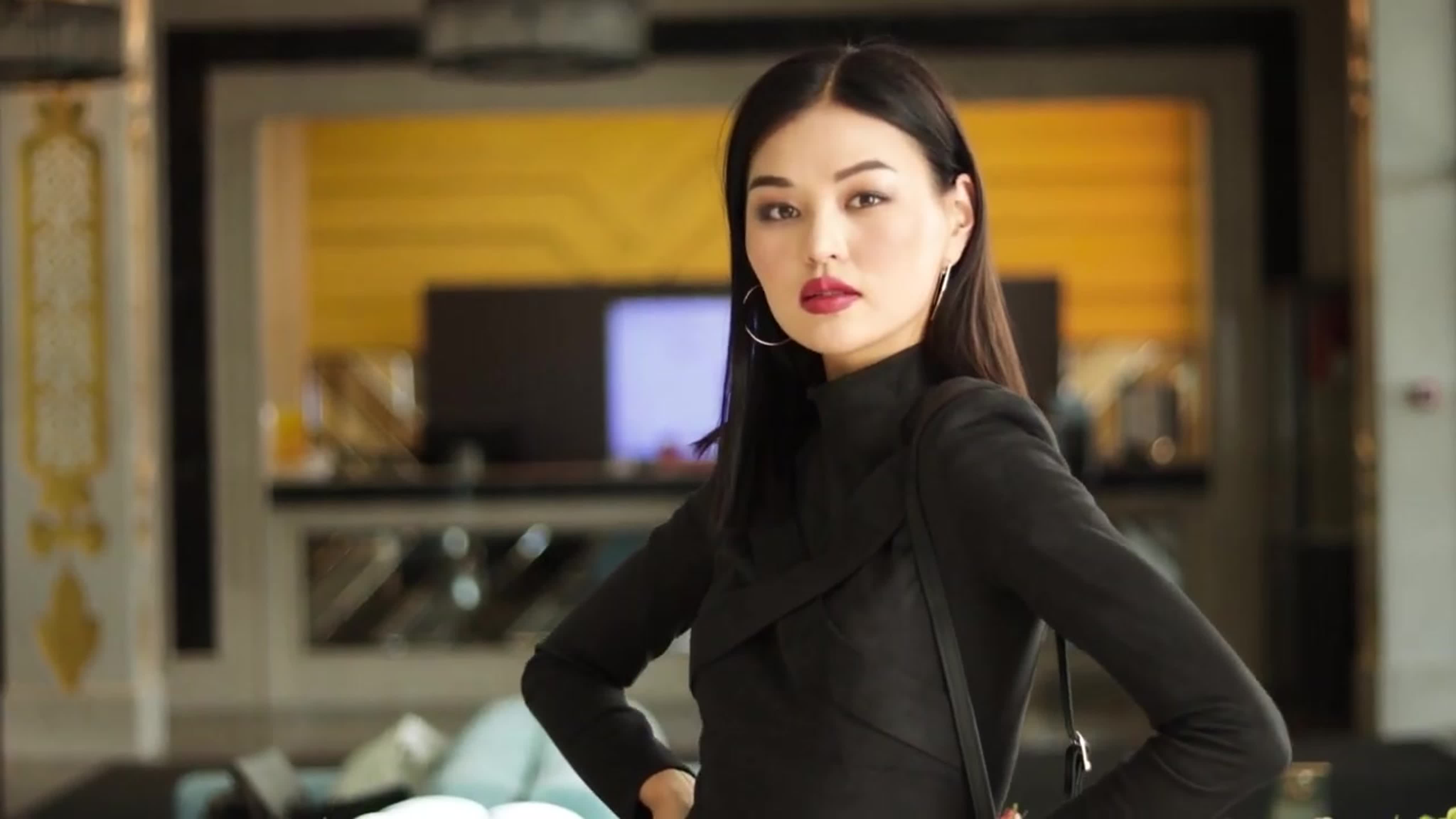 kadın yatakta üstsüz uzanırken