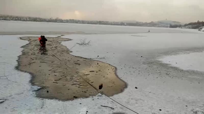 В нижнем тагиле сотрудники мчс спасли молодые, которая провалилась под лёд