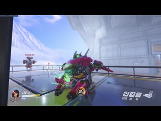 The head on dvas mech follow dvas head, even if she is drinking or eating