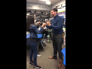 Прощальное рукопожатие учителя и школьницы