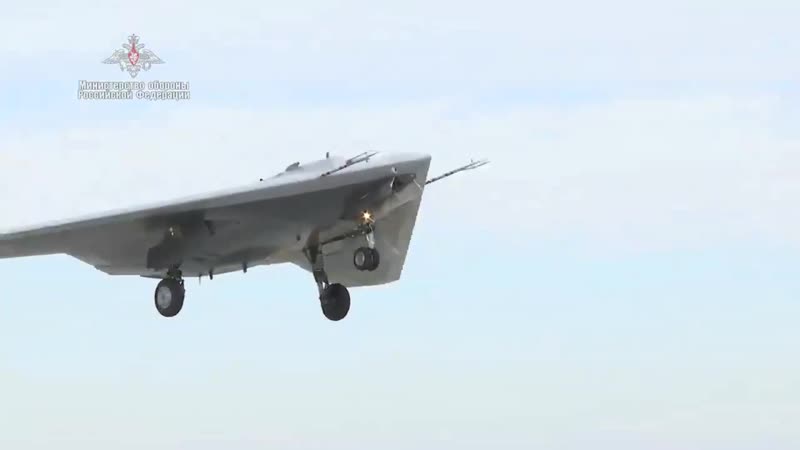 Декабрь 2020 беспилотный летательный аппарат «охотник» совершил первый совместный полет с истребителем 5 го поколения су 57