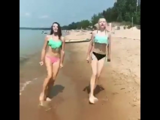 Cecilia & meghan making the most of some summer dancing on the beach ☀️🏝 nice ending girls 😂
