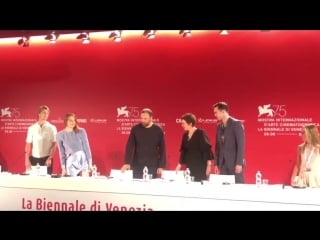 È iniziata la conferenza stampa di thefavourite venezia75 veneziabad emmastone oliviacoleman nicholashoult