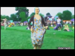 Девушки не стесняясь, показывают свои трусики