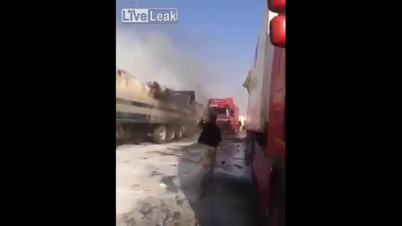 Сирийская турецкая граница/взорванная колонна с нефтью