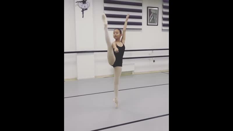 Юная монгольская балерина