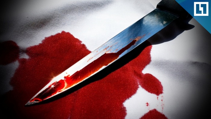 Полоснула себе ножом по горлу