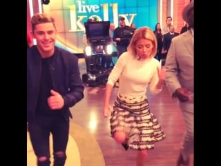 Live with kelly в instagram «the #baywatch #slowmo with #zacefron, kelly, @cedtheentertainer! #livekelly @zacefron #wcw»