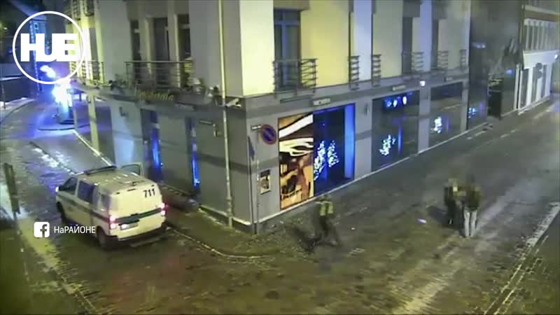 Влюбленная парочка решила заняться сексом в центре риги, но им помешали патрульные