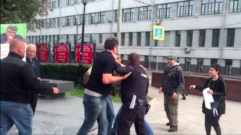 Нод и serb накрывают антивоенный пикет
