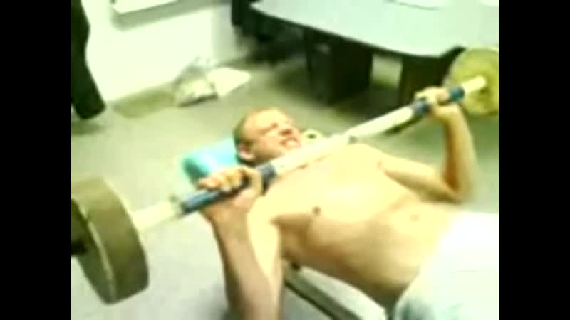 Мужик обосрался когда тягал штангу