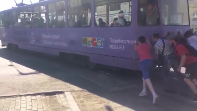 Трамваю у музкомедии помогла выехать толпа добровольцев