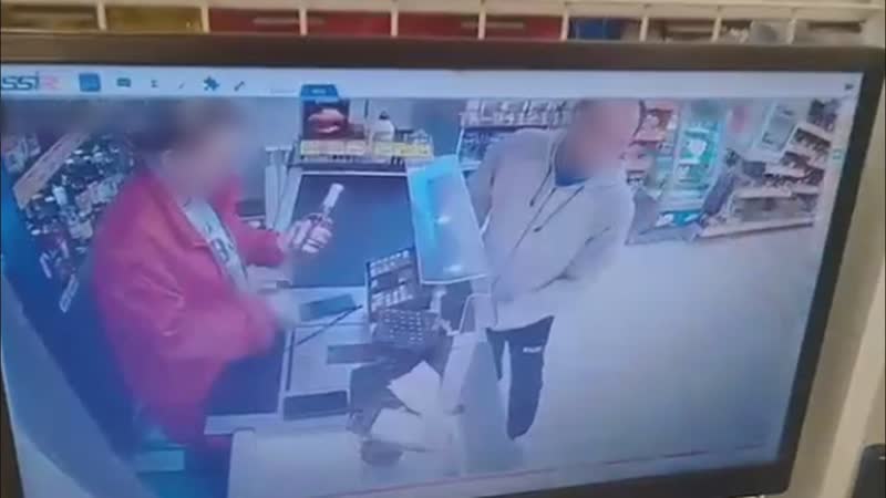Смельчак в магазе с ноги обезвредил налётчика с коньяком real video