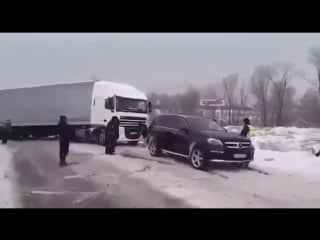 Mercedes benz gl вызволил фуру из снежного плена