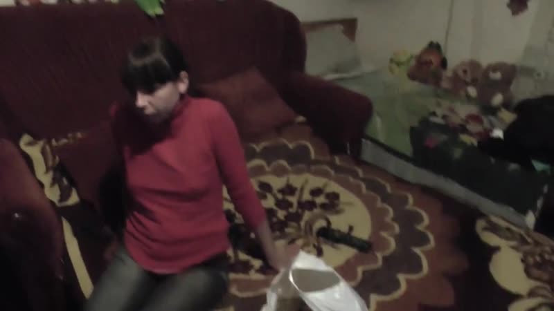 Молодая мать, макеевчанка, начав сама сбивать сосульки за окном выпала и очень серьезно травмировалась