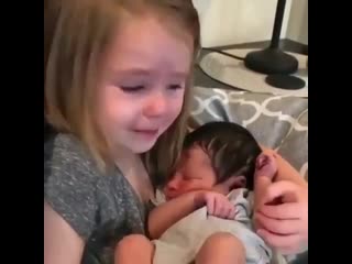 Трогательная встреча с сестренкой)