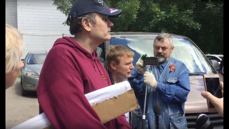 Провокаторы из serb тарасевич и петрунько у спецприемника ждут освобождения навального