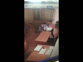 Сосет мужу в суде