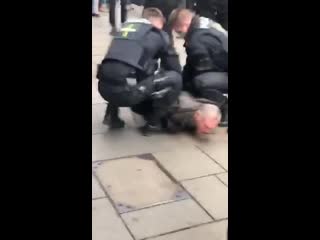 Mal wieder unverhältnismässige polizeigewalt auf dem domplatz erfurt