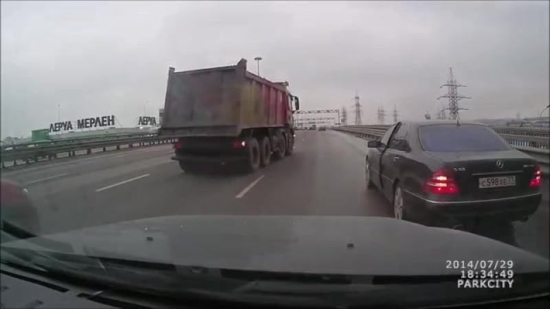 Санитар учит мерседес на мкад