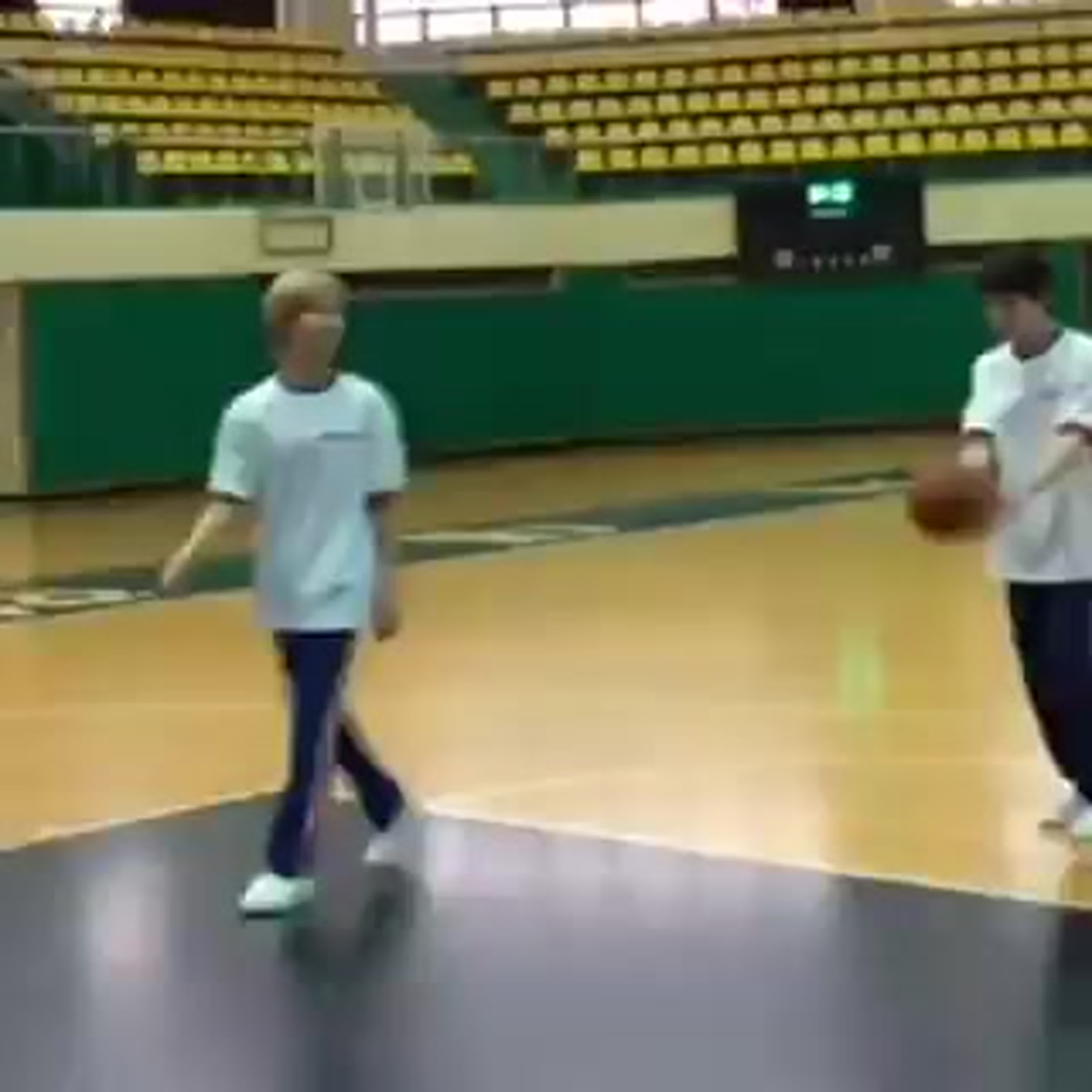 Sunoo realmente uso un balón de basketball para usarlo como pelota de  volleyball @enhypen members sunoo mp4