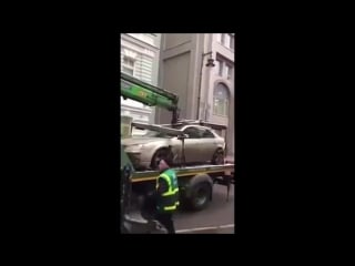 Эвакуатор проломил крышу иномарки in moscow, the tow truck broke through the roof of a foreign car