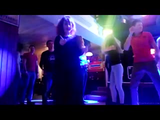 Днём она кафелем торгует а ночью ищет приключений на жопу танцует без трусов подглядывание