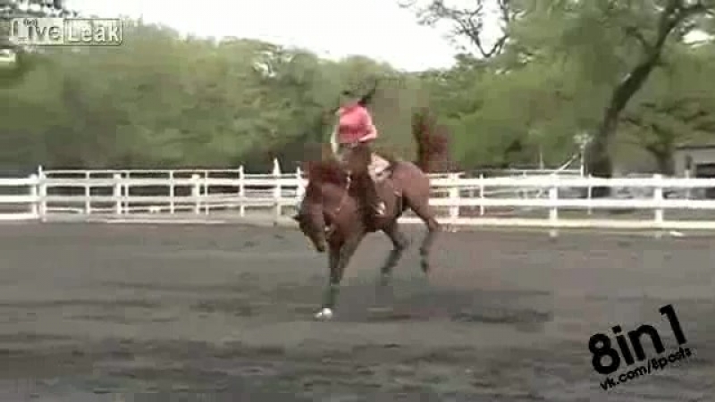 Лошадь пытается скинуть девушку, но она удержалась / woman takes on bucking horse like a champ
