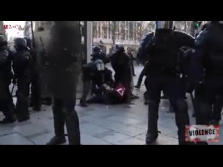 Wurde in paris ein street medic geschlagen und anschliessend über den boden gezerrt!