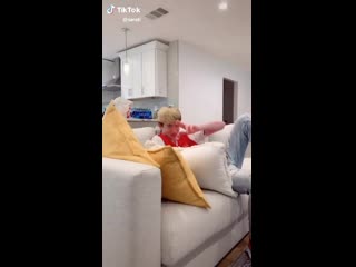 Sarati флирт с кем то, кто моложе тебя, будь как 🤣