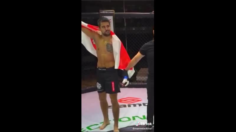 Баец мма з бел чырвона белым сцягам